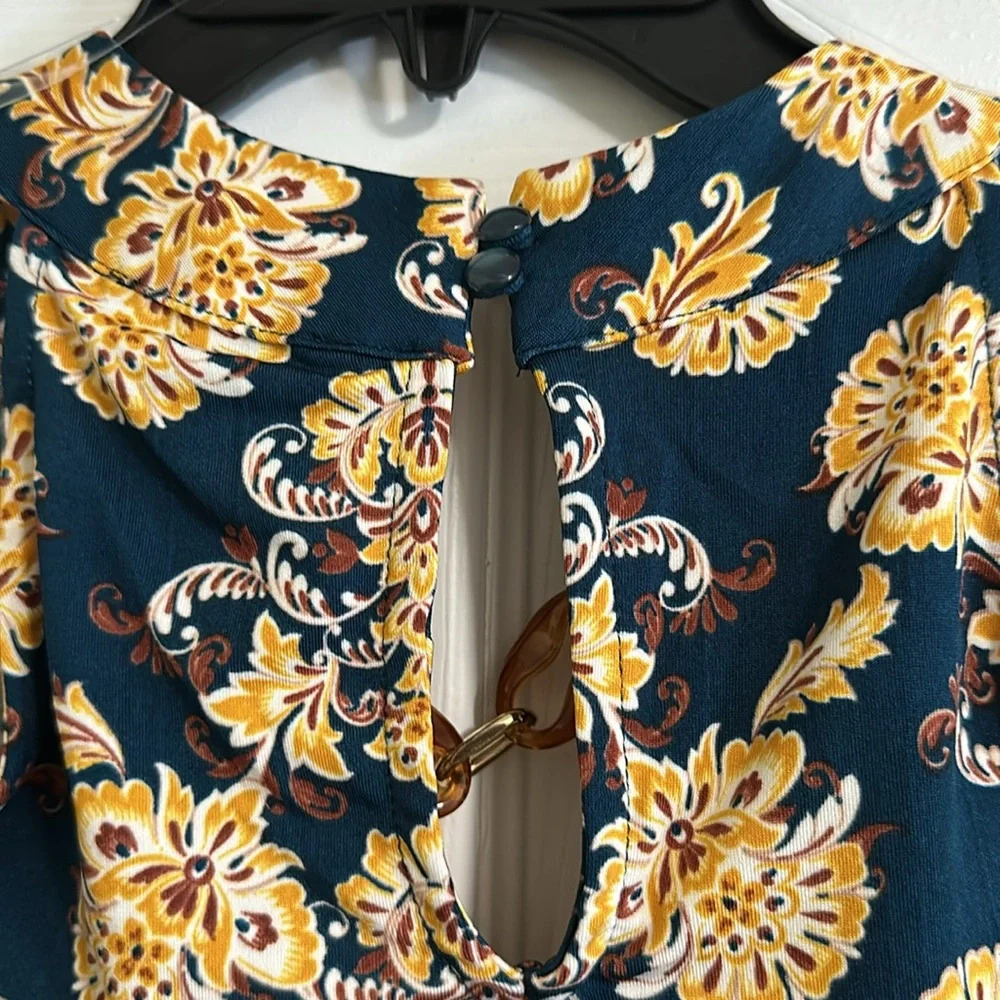 A.U.W Cold Shoulder Blouse with 3/4 ruffle/bell Sleeve - Buttoned Keyhole back S - Picture 6 of 6